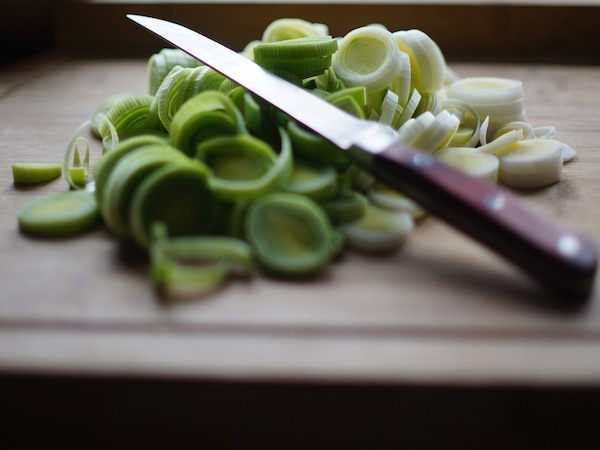 切った野菜を冷凍庫に常備しておけば、忙しいときの時短料理に便利